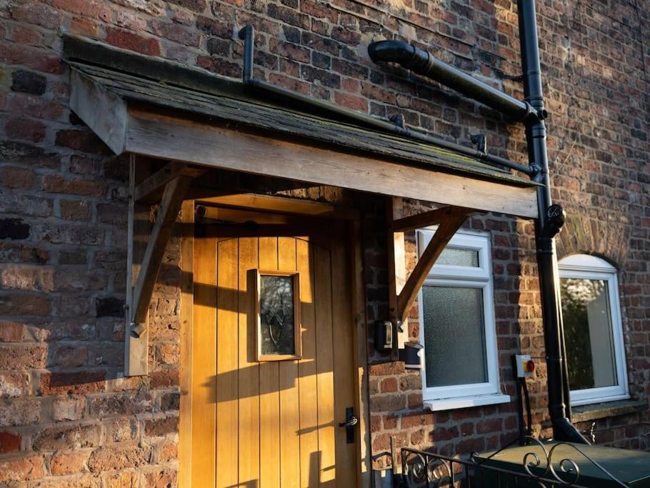 Charming Cottage Getaway In Altrincham Exterior photo