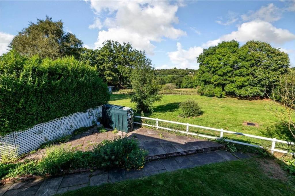 Charming Cottage Getaway In Altrincham Exterior photo